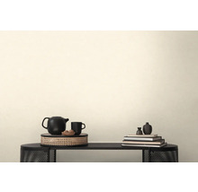 Decoratieve scène met theepot, kop, boeken en vazen op een tafel