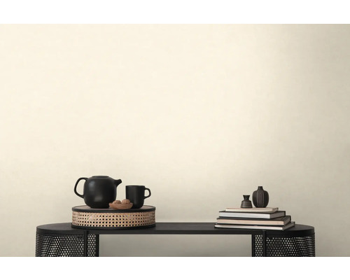 Decoratieve scène met theepot, kop, boeken en vazen op een tafel