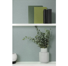 Decoratieve plankscène met boeken en een vaas met eucalyptus