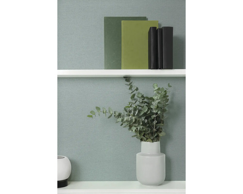 Decoratieve plankscène met boeken en een vaas met eucalyptus