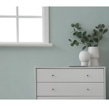 Commode met decoraties voor een muur naast een raam