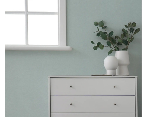 Commode met decoraties voor een muur naast een raam