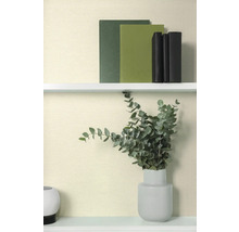 Decoratieve scène met boeken en eucalyptus in een vaas op een plank