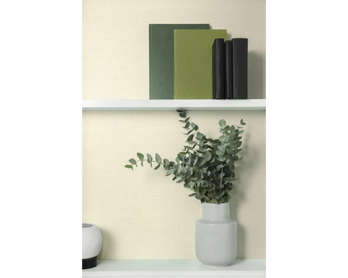 Decoratieve scène met boeken en eucalyptus in een vaas op een plank