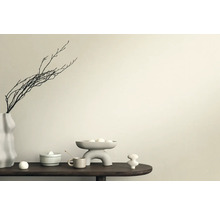 Decoratieve scène met vaas, takken, schaal en keramische figuren op een tafel