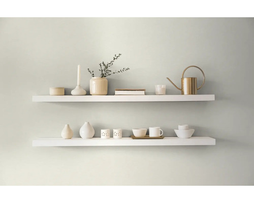 Twee witte planken met decoratieve objecten aan een muur