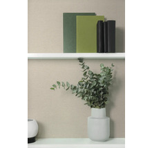 Wandplank met boeken en eucalyptus in vaas