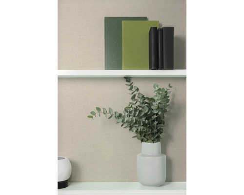 Wandplank met boeken en eucalyptus in vaas