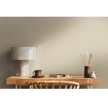 Scene met bureau, lamp en schildersbenodigdheden voor een muur