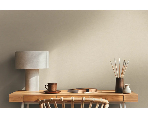 Scene met bureau, lamp en schildersbenodigdheden voor een muur