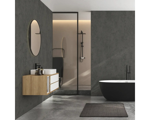 Badkamer met wastafel, spiegel, douche en bad