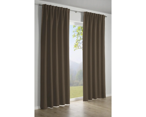 Twee bruine gordijnen hangen aan een gordijnroede voor een raam.