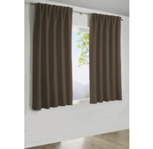 Twee bruine gordijnen voor het raam