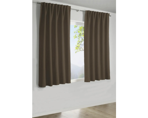 Twee bruine gordijnen voor het raam