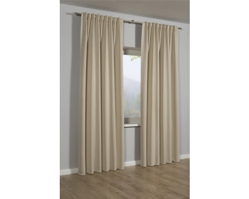 Twee gordijnen aan een gordijnroede voor een raam