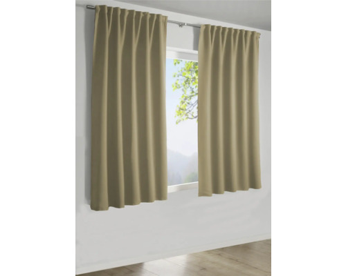 Twee gordijnen hangen aan een gordijnroede voor een raam.