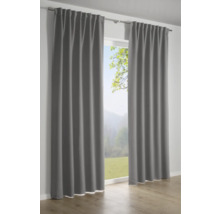 Grijze gordijnen voor een raam met uitzicht op de natuur