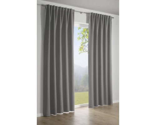 Grijze gordijnen voor een raam met uitzicht op de natuur