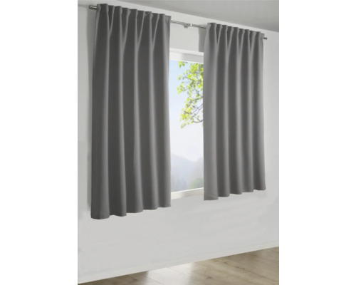 Grijze gordijnen voor een raam met uitzicht op de natuur