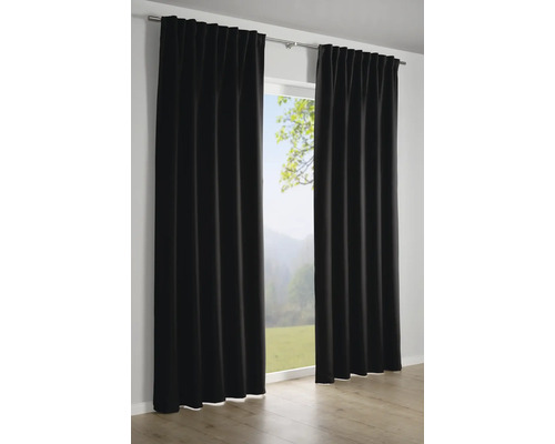 Twee zwarte gordijnen voor het raam