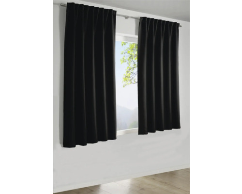 Twee zwarte gordijnen voor een raam