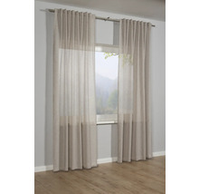 Raam met transparante gordijnen en gordijnroede