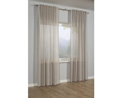 Raam met transparante gordijnen en gordijnroede