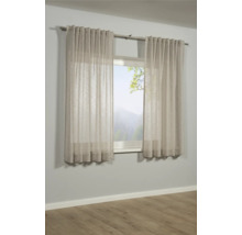 Twee transparante gordijnen voor een raam