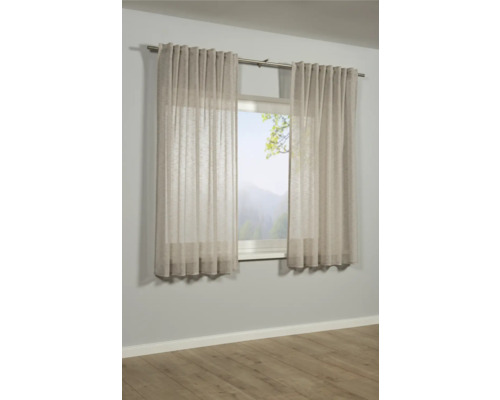 Twee transparante gordijnen voor een raam