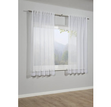 Venster met gordijnen van transparante stof.