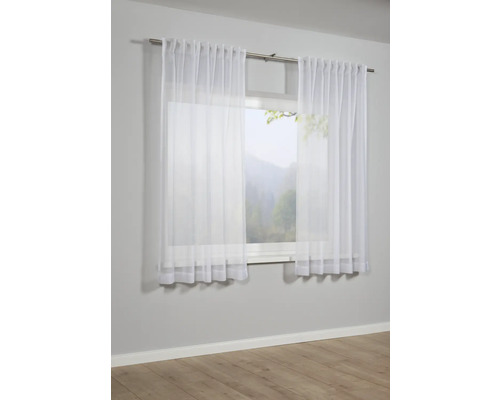 Venster met gordijnen van transparante stof.