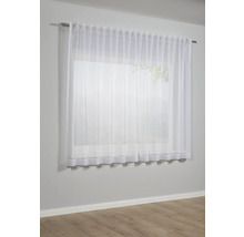 Raam met wit, transparant gordijn