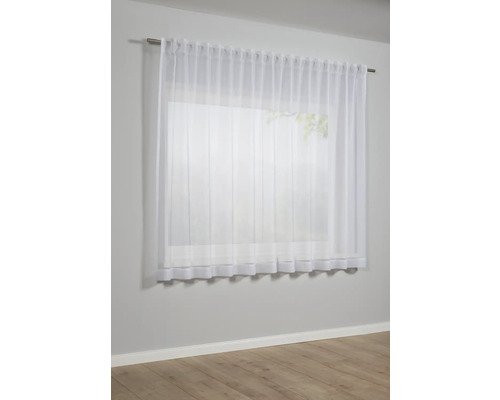 Raam met wit, transparant gordijn