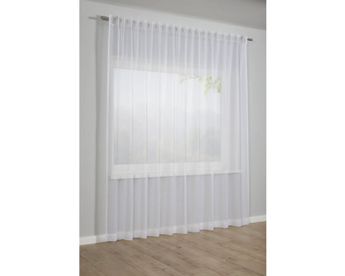 Transparante, witte gordijnstof voor een raam.