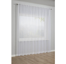 Wit, doorschijnend gordijn voor een raam