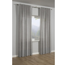 Gordijnen voor een raam met uitzicht op de natuur