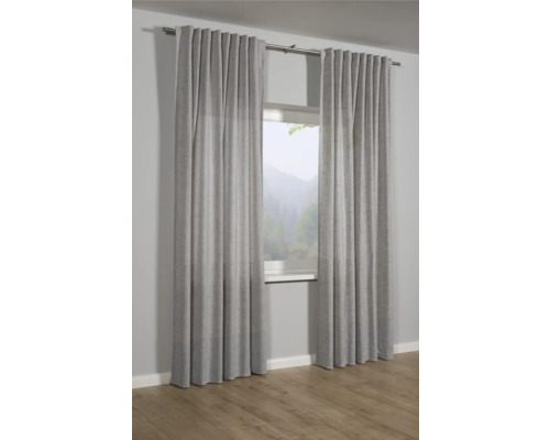 Gordijnen voor een raam met uitzicht op de natuur