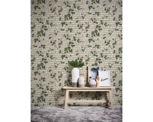 Wanddecoratie met behang in baksteenlook en klimopmotief