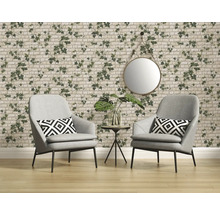 Woonkamer met twee grijze fauteuils, een ronde spiegel en behang met baksteen- en klimopmotief