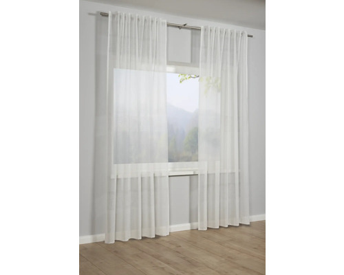 Raam met transparante witte gordijnen