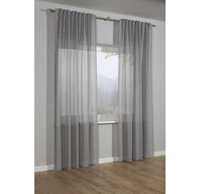 Raam met grijze gordijnen aan een gordijnroede