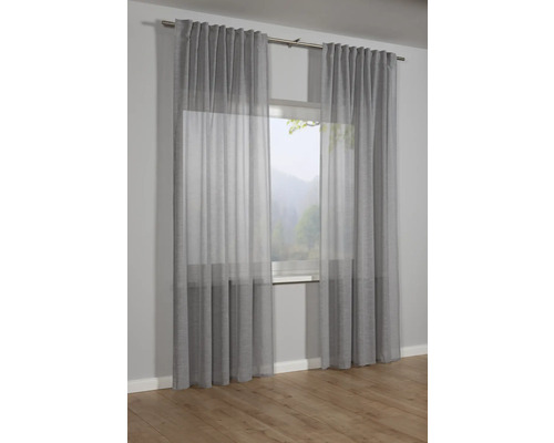 Raam met grijze gordijnen aan een gordijnroede