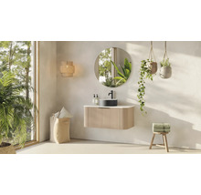 Lichte badkamer met wastafel, spiegel, wandlamp en decoratie