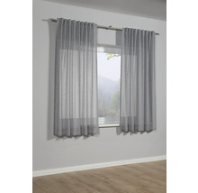 Twee grijze gordijnen voor het raam