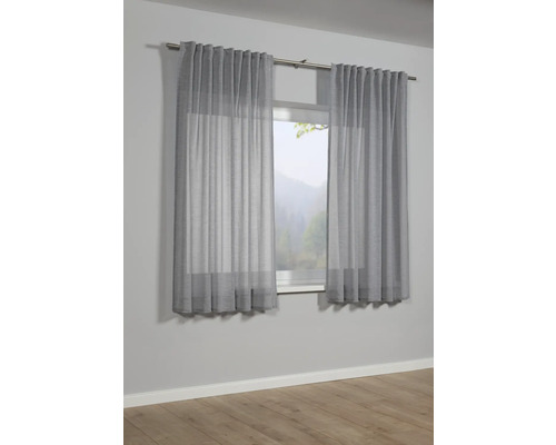 Twee grijze gordijnen voor het raam