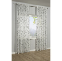 Twee transparante gordijnen met bladmotief voor een raam