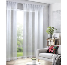 Woonkamer met witte, transparante gordijnen voor een raam