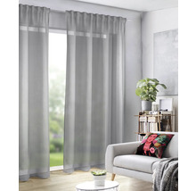 Woonkamer met gordijnen, bank en decoratie