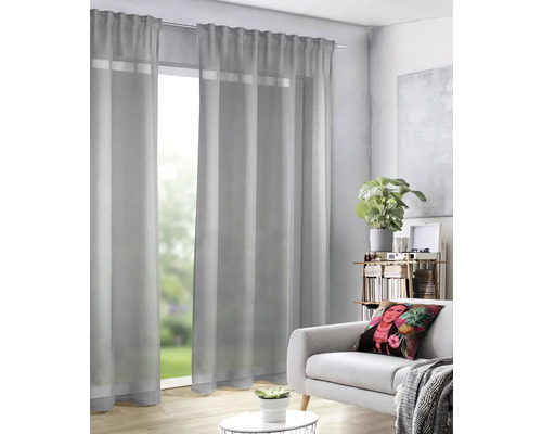 Woonkamer met gordijnen, bank en decoratie