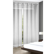 Gordijnen met ogen van transparante stof in de slaapkamer.